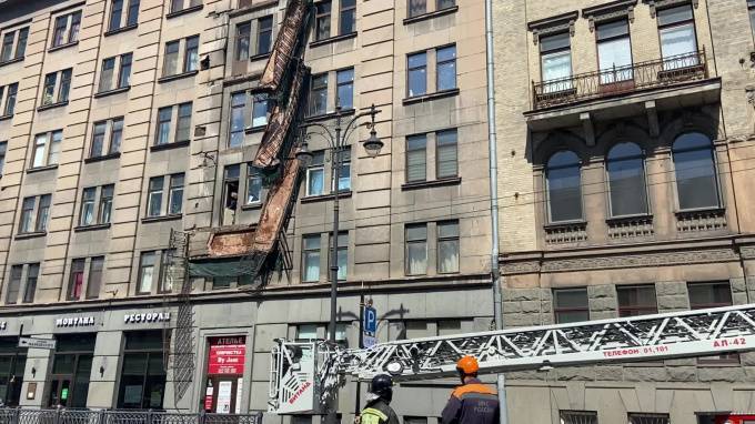 В управляющей компании дома с обрушившимися балконами на Кирочной не стали комментировать ситуацию