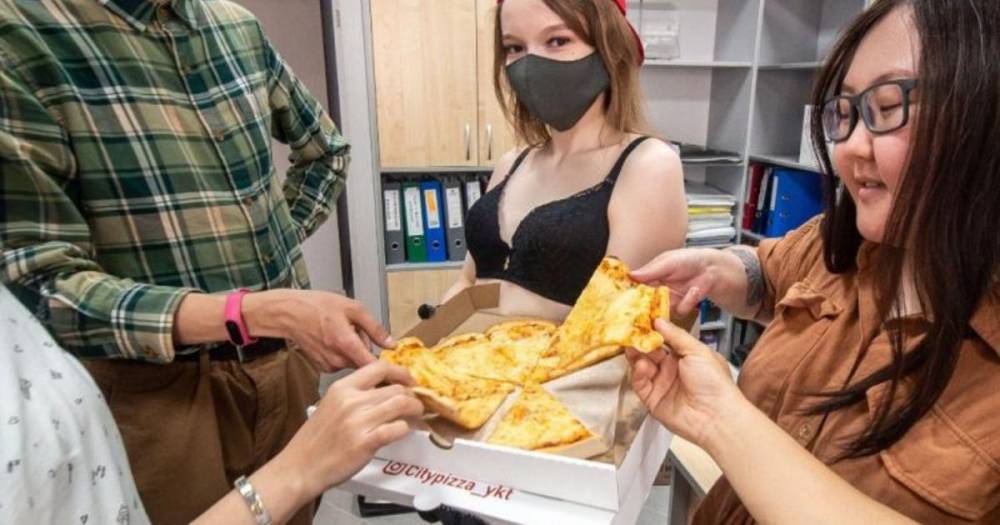 В Якутске стриптизерши начали доставлять пиццу клиентам