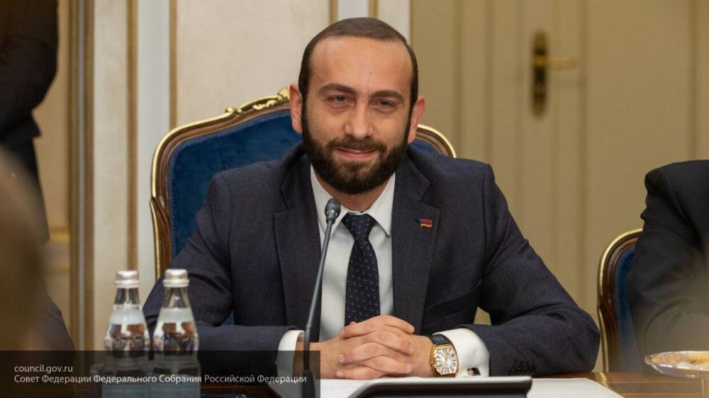 Спикер парламента Армении вынес предупреждение депутату Петросяну за отсутствие маски