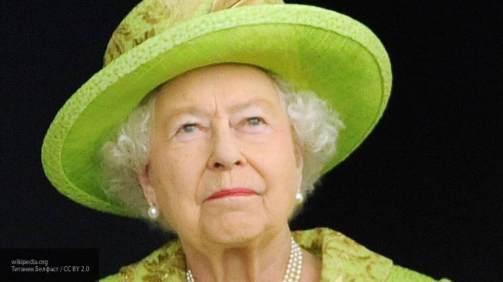 Британцев возмутил забор для Елизаветы II, который прячет ее от туристов