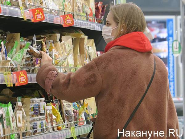 Жительница Челябинска напала на полицейского, потребовавшего от ее родственника надеть маску