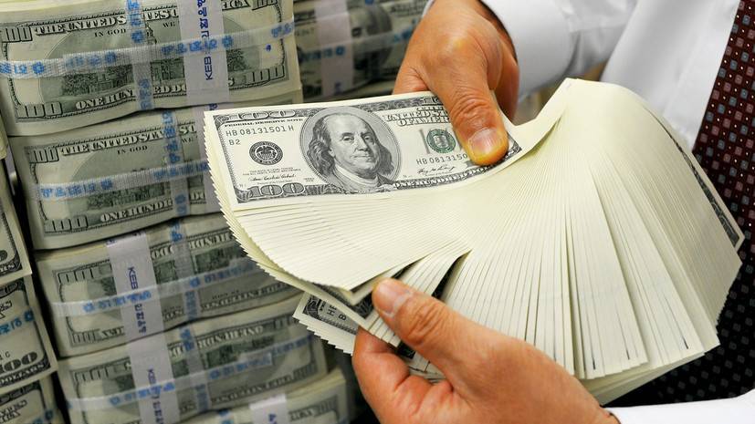 Эксперт прокомментировал сообщения о ввозе российскими банками рекордного объёма долларов