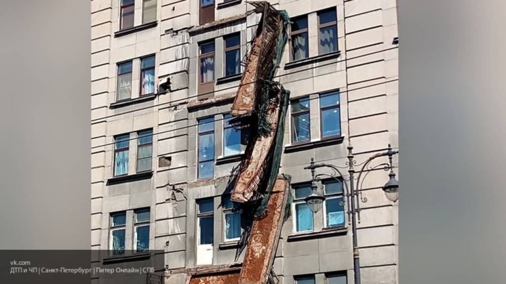 Обрушение четырех балконов в Петербурге попало на видео