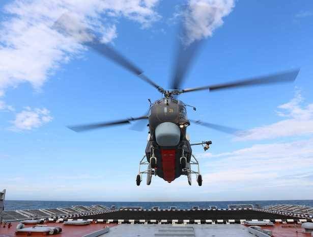 Новейший российский корабль впервые принимает на свою палубу вертолеты