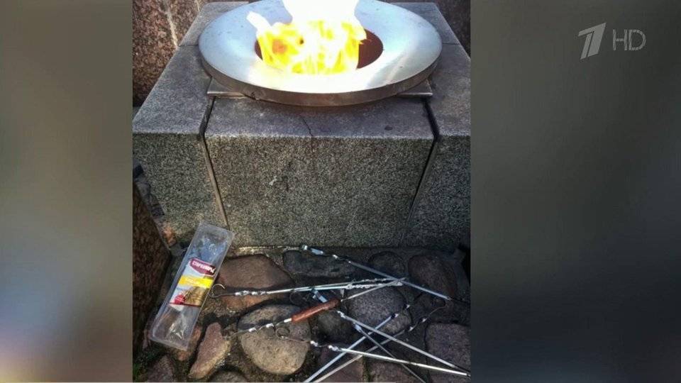 В Кронштадте вандалы устроили барбекю на Вечном огне над братской могилой рабочих и матросов