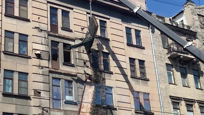 Видео: на Кирочной начали демонтаж балконов после обрушения