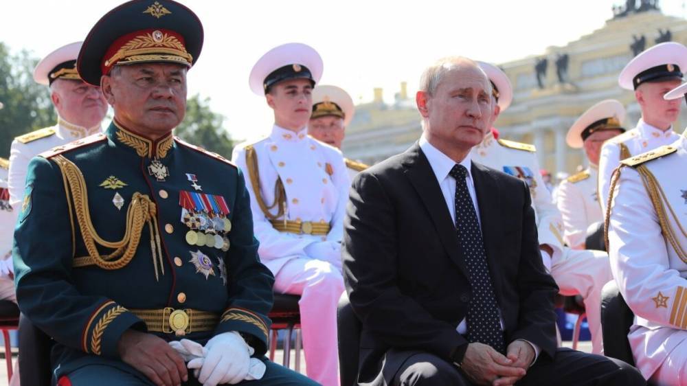 Путин поручил провести традиционный парад в День ВМФ России
