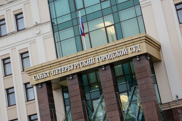 Бывших петербургских полицейских приговорили к тюремным срокам за мошенничество