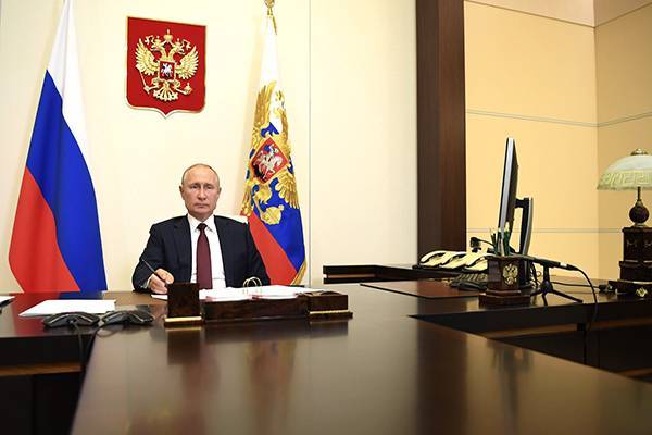 Путин швырнул ручку об стол на совещании по борьбе с пожарами и паводками в регионах
