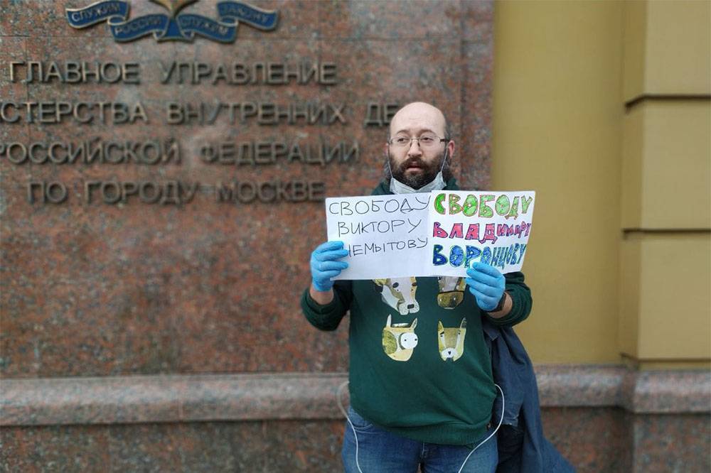 В Москве задержали журналиста Илью Азара