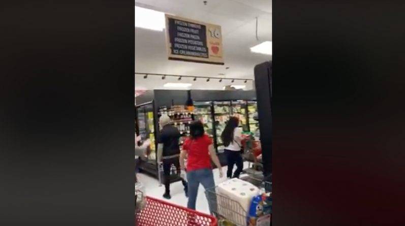 На видео покупатели выгнали из магазина женщину, на которой не было защитной маски