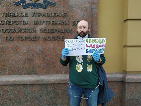 В Москве у здания ГУ МВД задержали Илью Азара. Он проводил одиночный пикет