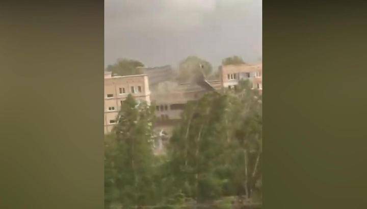 Ураганный ветер снес крышу дома в Красноярском крае