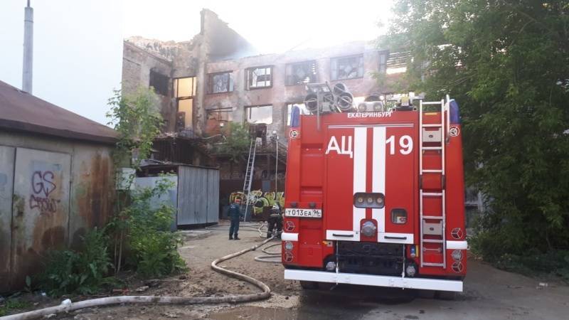 Здание культурного центра «Орджоникидзевский» горит в Екатеринбурге