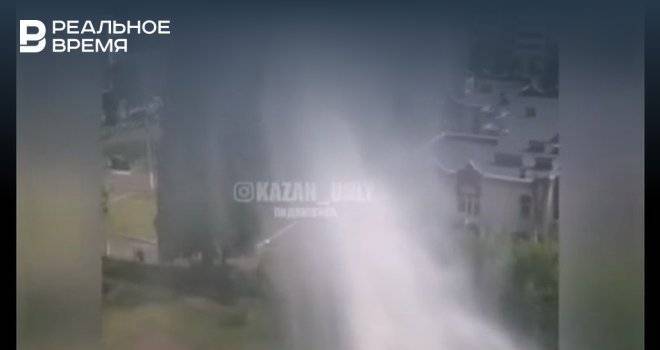 В Казани многометровый фонтан образовался из-за прорыва трубы в Ново-Савиновском районе