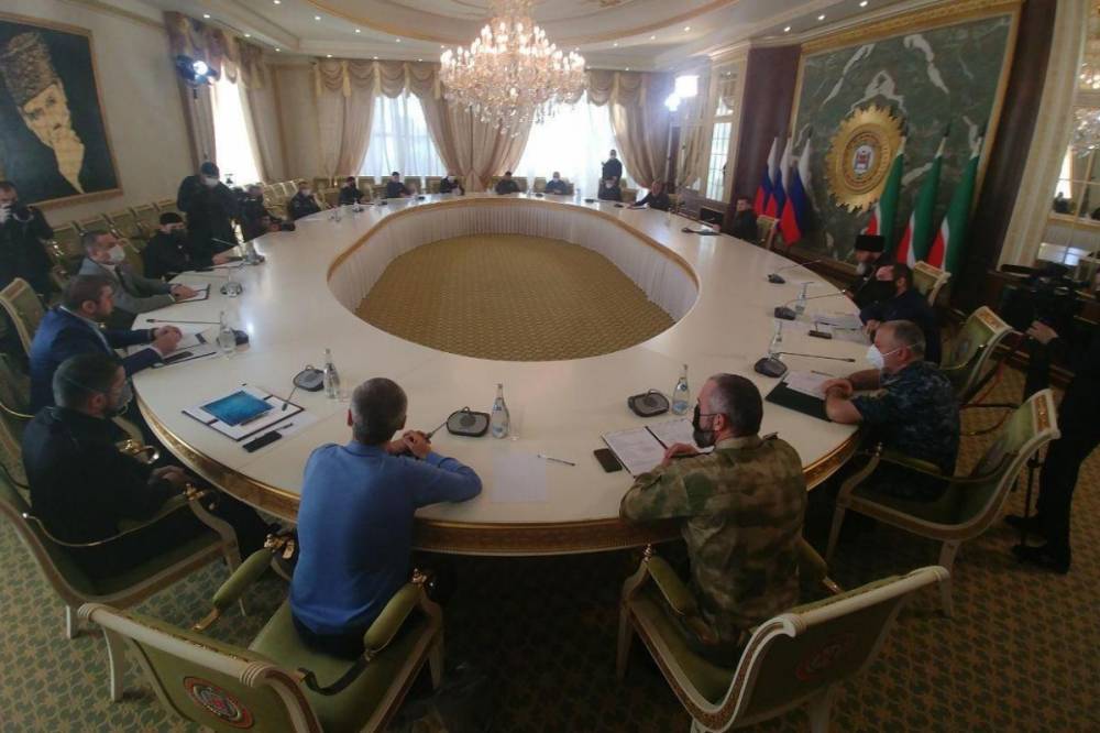 Кадыров поделился фото с совещания после того, как в СМИ заговорили о его инфицировании COVID-19