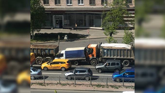 Три грузовика на Народной улице собрались в мятый "паровозик"