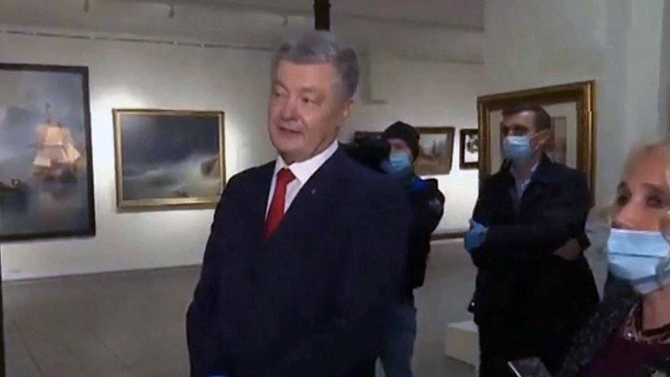 Петр Порошенко вместо допроса по делу о контрабанде картин на Украину пришел к себе же на выставку
