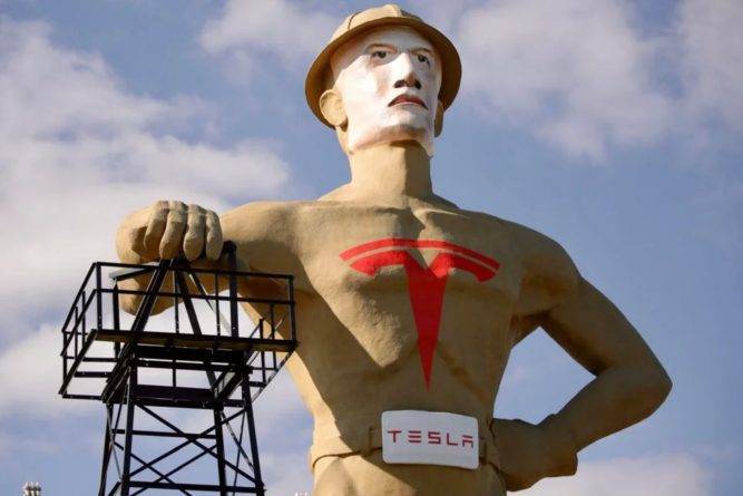 В Оклахоме трансформировали 22-метровую статую в Илона Макса, чтобы убедить его построить там завод Tesla