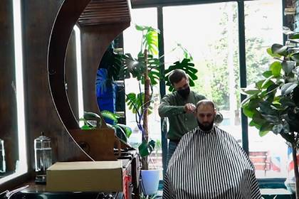 Российский парикмахер подстриг полсотни клиентов за день без перерыва