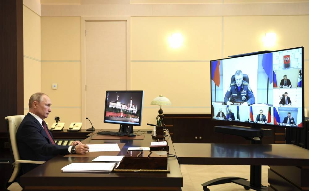 Путин бросил ручку на стол во время совещания по ситуации с пожарами