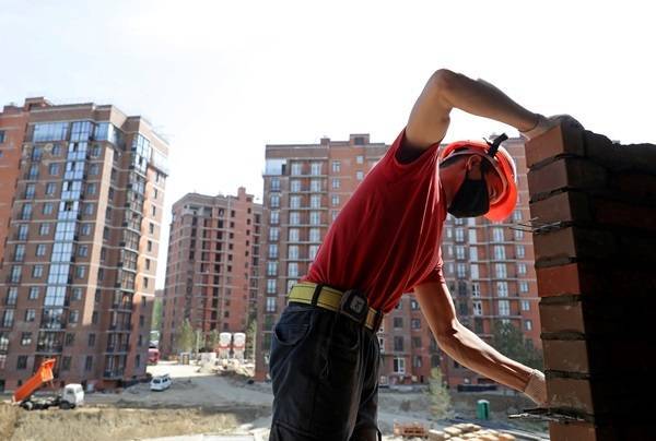 Ввод жилья в России в апреле упал на треть