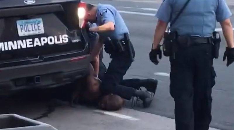 «Я не могу дышать!»: полицейский стал коленом на шею арестованного – позже мужчина умер (видео)