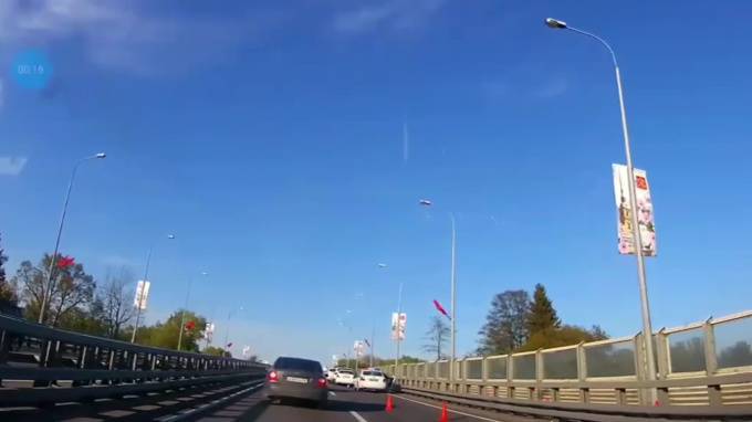 Петербуржцы заметили очередной "паровозик" из трех белых авто на Приморском шоссе