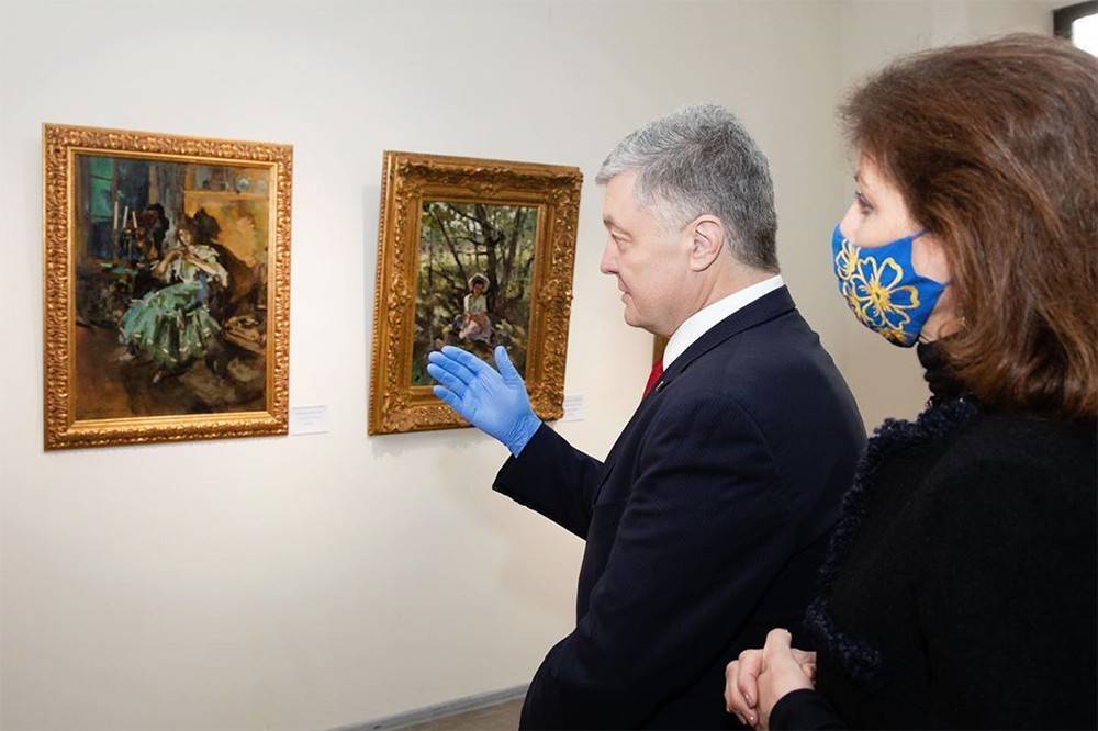 В Киеве обыскали музей с картинами Порошенко