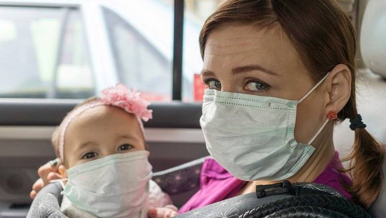 Медики предупреждают: маски опасны для маленьких детей