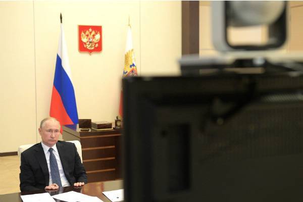 Путин швырнул на стол ручку во время совещания по стихийным бедствиям