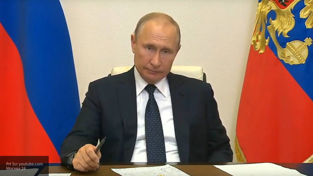 Путин отбросил в сторону ручку во время совещания по пожарам и паводкам в России