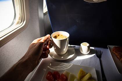 Стюардесса раскрыла опасность кофе на борту самолета