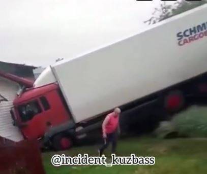 Появились подробности ДТП с грузовым автомобилем, врезавшемся в дом в Кузбассе