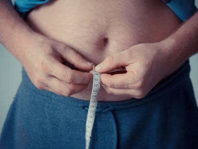 Диетолог назвал главную причину набора веса в период самоизоляции