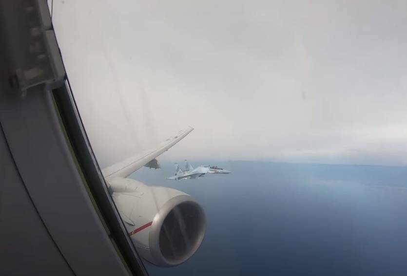 «Небезопасный» перехват самолета США российскими истребителями попал на видео