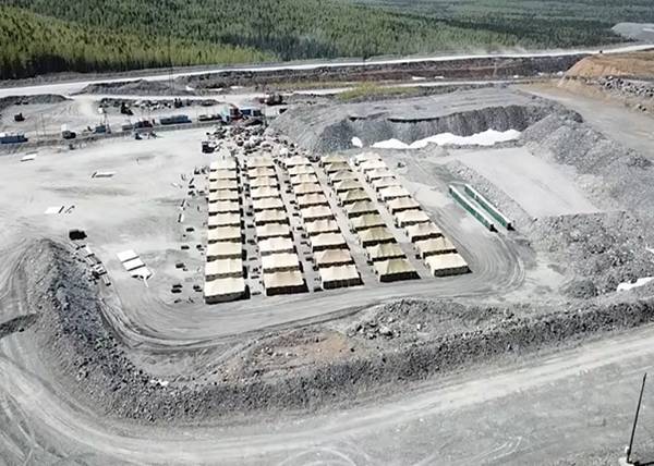 Палатки госпиталя для вахтовиков золотодобывающего предприятия в Красноярском крае снесло ветром
