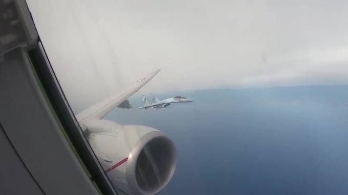 США заявили о "небезопасном" перехвате своего самолета российским истребителем