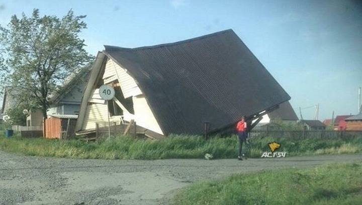 Ураганный ветер в Новосибирской области повалил частный дом