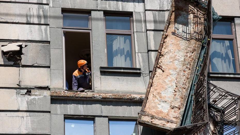 Власти назвали вероятную причину обрушения балконов в центре Петербурга
