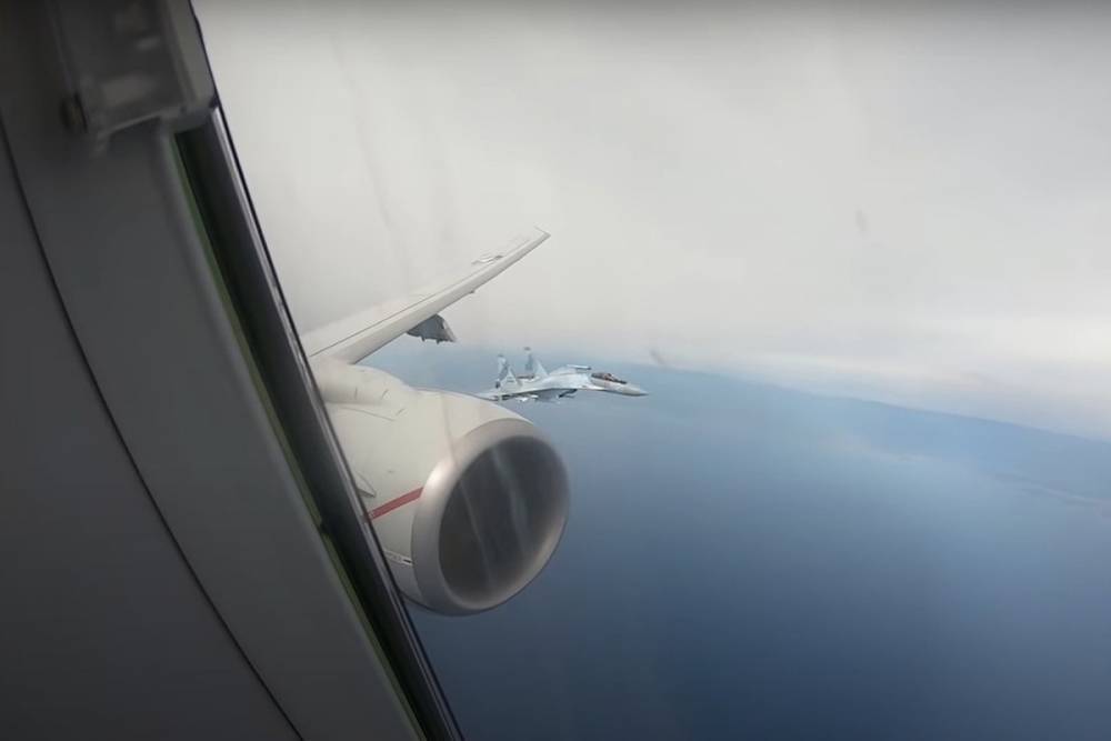 Появилось видео перехвата американского самолета российскими истребителями Су-35