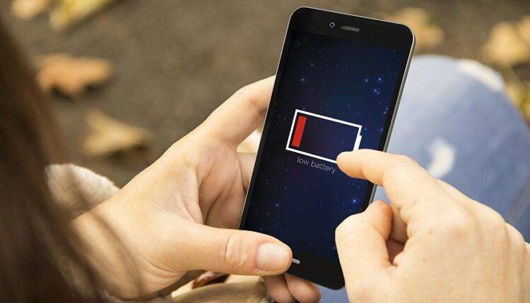 Эксперт рассказал об опасности зарядки смартфона на протяжении ночи