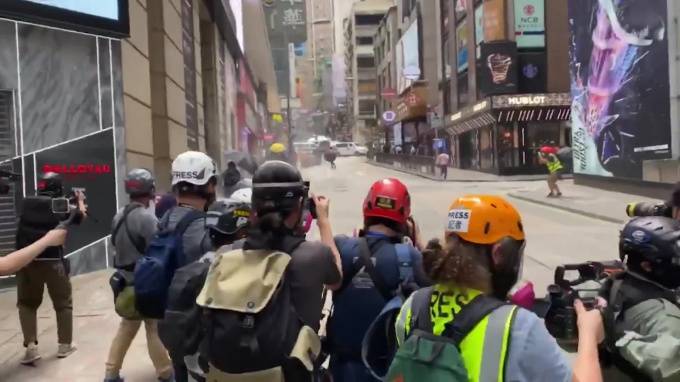В Гонконге полиция применила "перечные" шарики для разгона протестующих