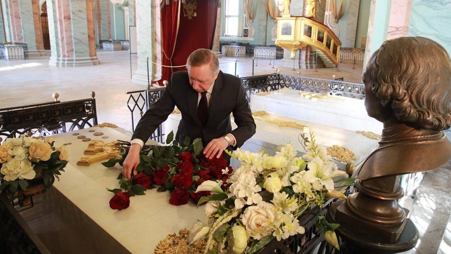 Беглов в День города возложил цветы к могиле Петра Первого