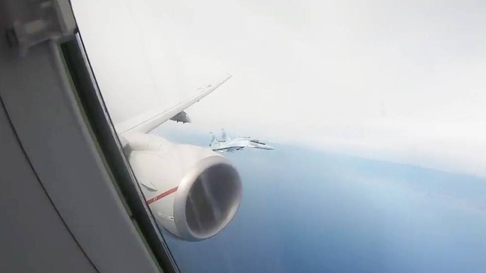 Опубликовано видео перехвата американского разведчика российскими Су-35