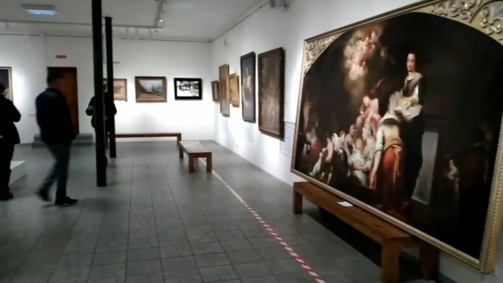 ГБР взяли штурмом музей, чтобы вручить Порошенко повестку на допрос.