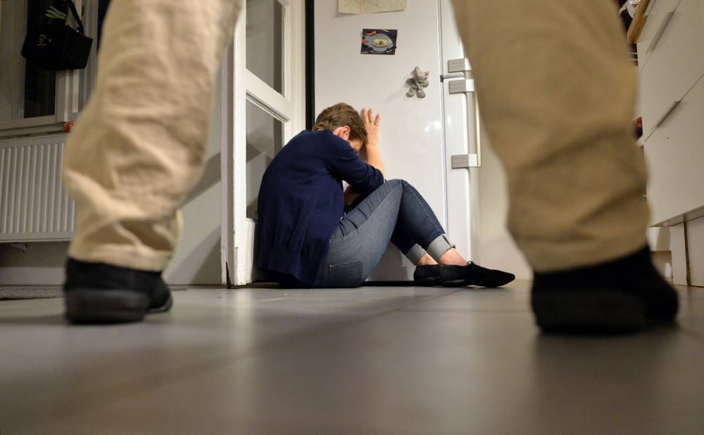Жертв домашнего насилия не будут обвинять в нарушении карантина — МВД