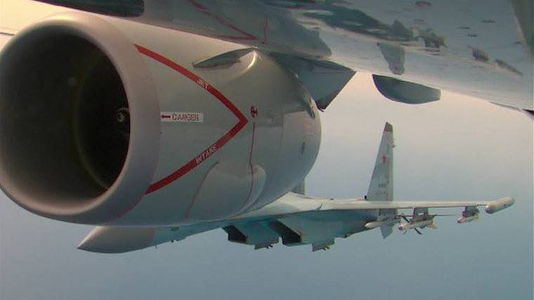 Кадры перехвата самолета-разведчика США российскими истребителями Су-35