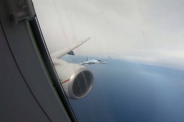 США показали перехват своего самолета-разведчика российскими Су-35