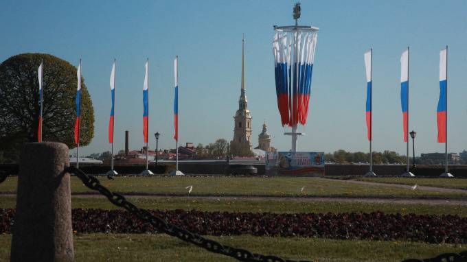 Власти Петербурга возложили цветы к Медному всаднику в честь Дня города